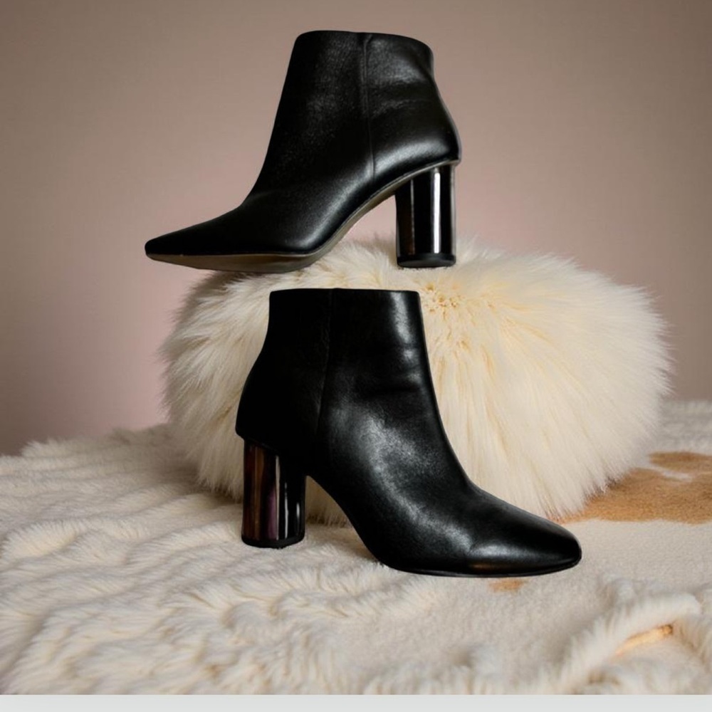 Zara VGUC black genuine leather,almond toe,unique heel,